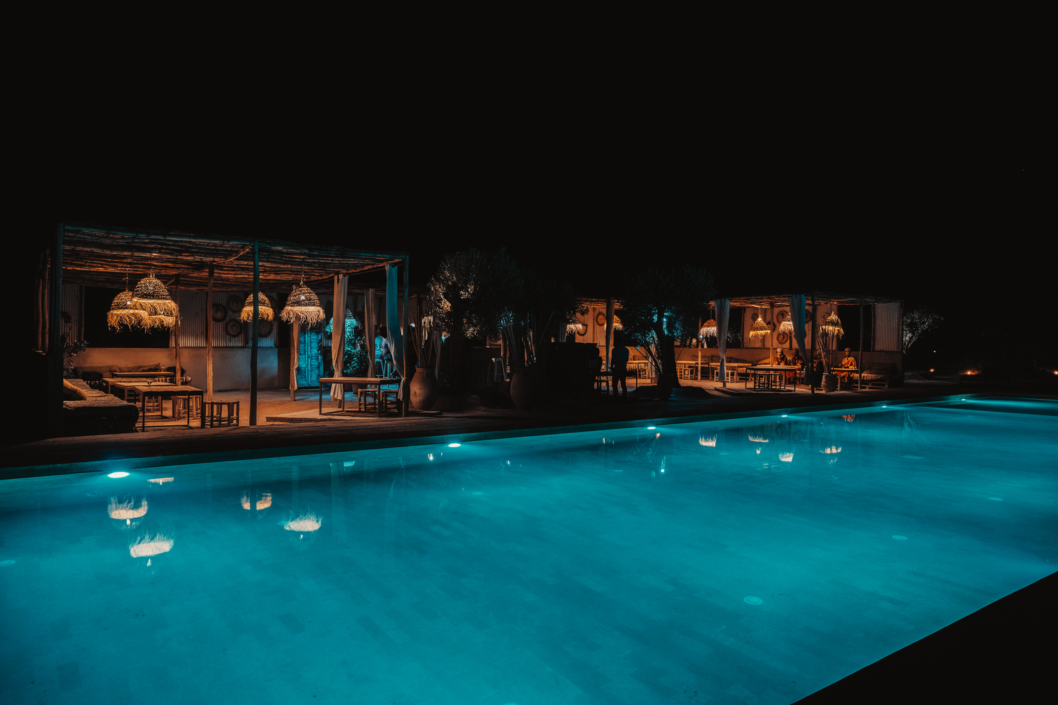 Dinner with pool access (transfer included)